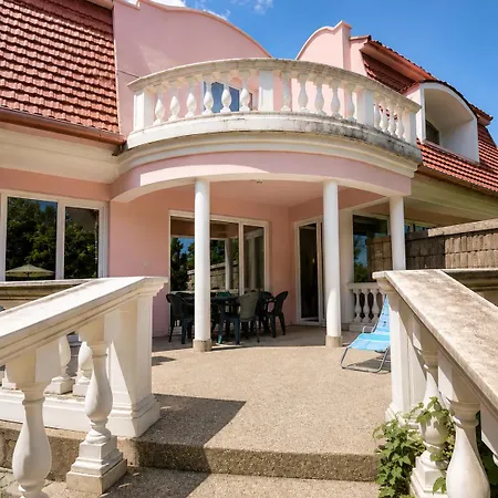 Private - Pool & Sauna Vila *